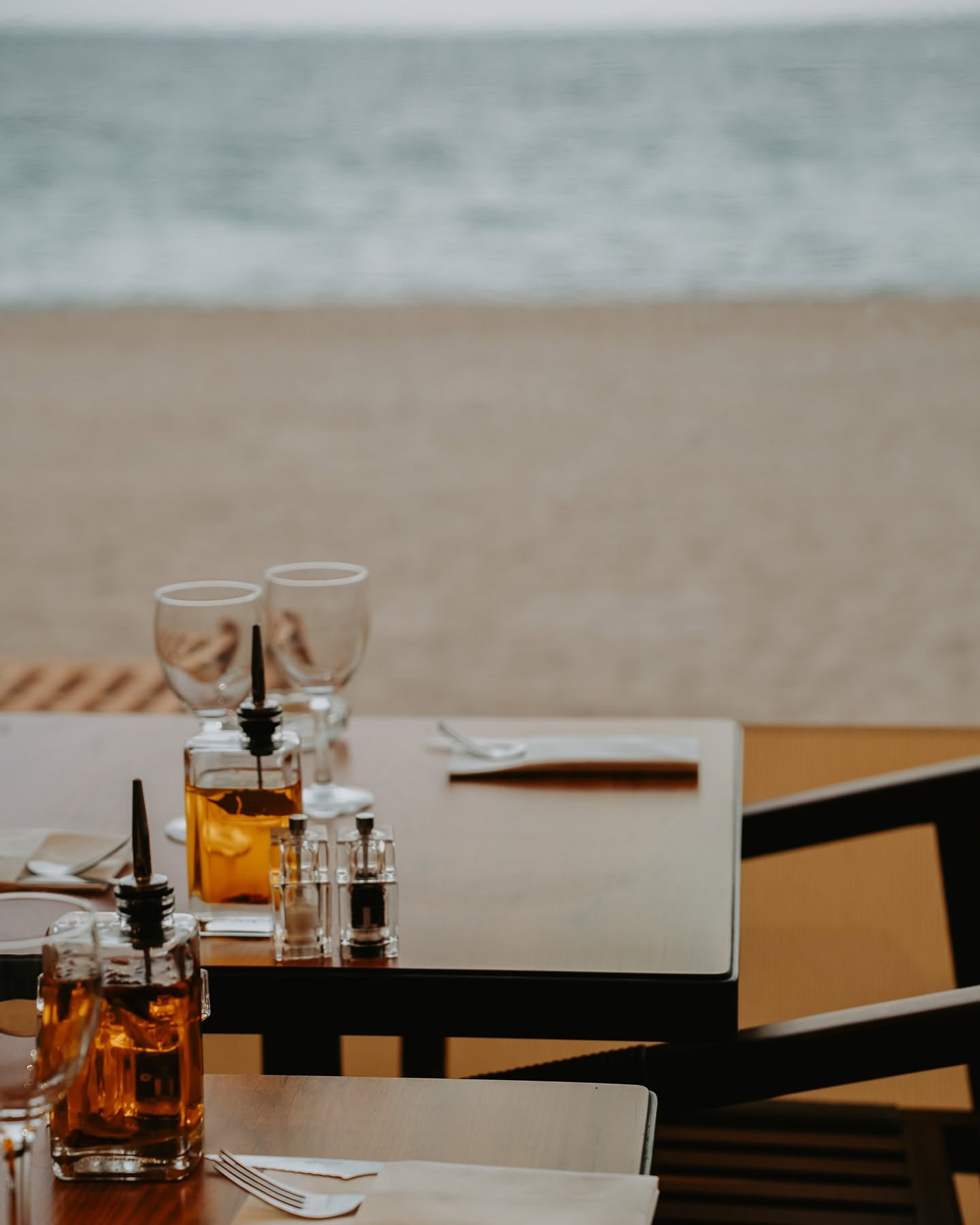 Détail de table dressée face à la mer