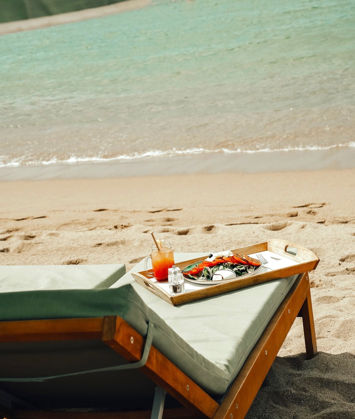 Plateau repas servi sur un transat face à la mer