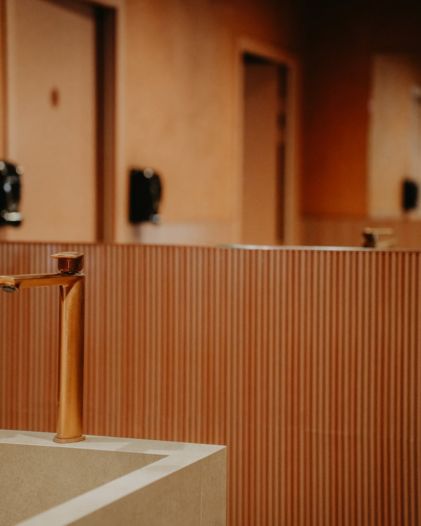 Détail des sanitaires, robinetterie cuivrée