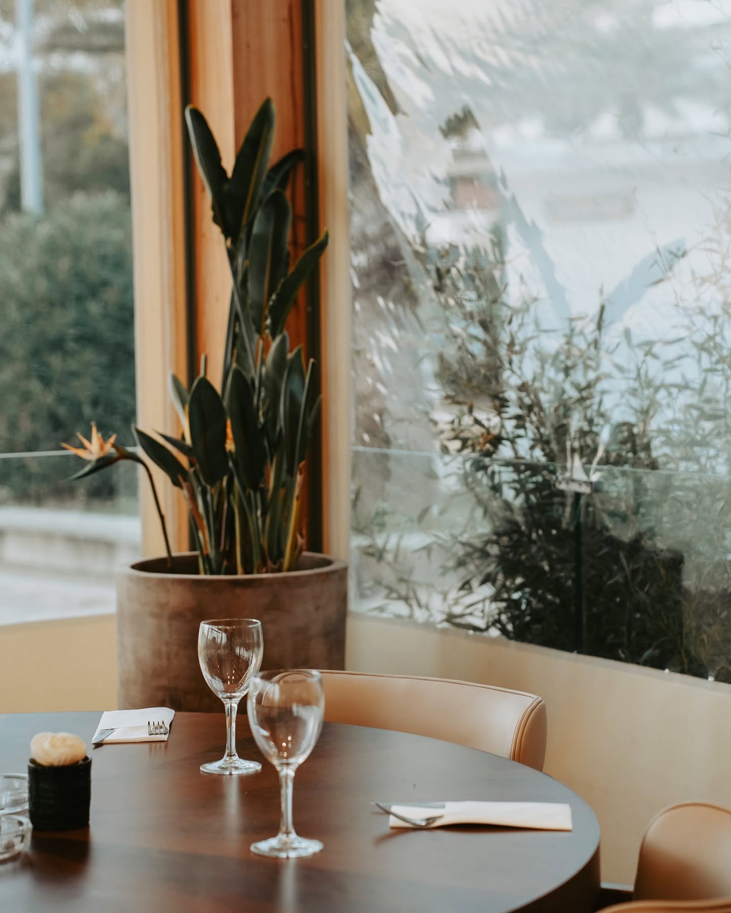 Table dressée avec vue sur le port