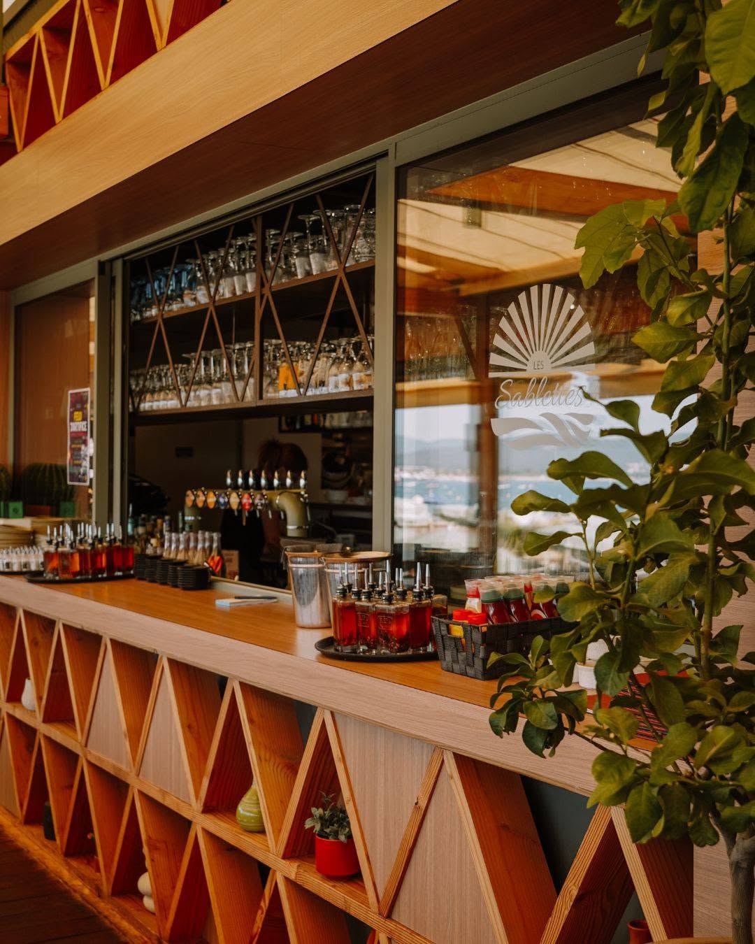 Le bar des Sablettes, vue sur le port