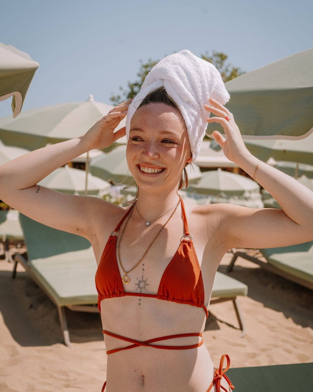 Détente en maillot sur la plage