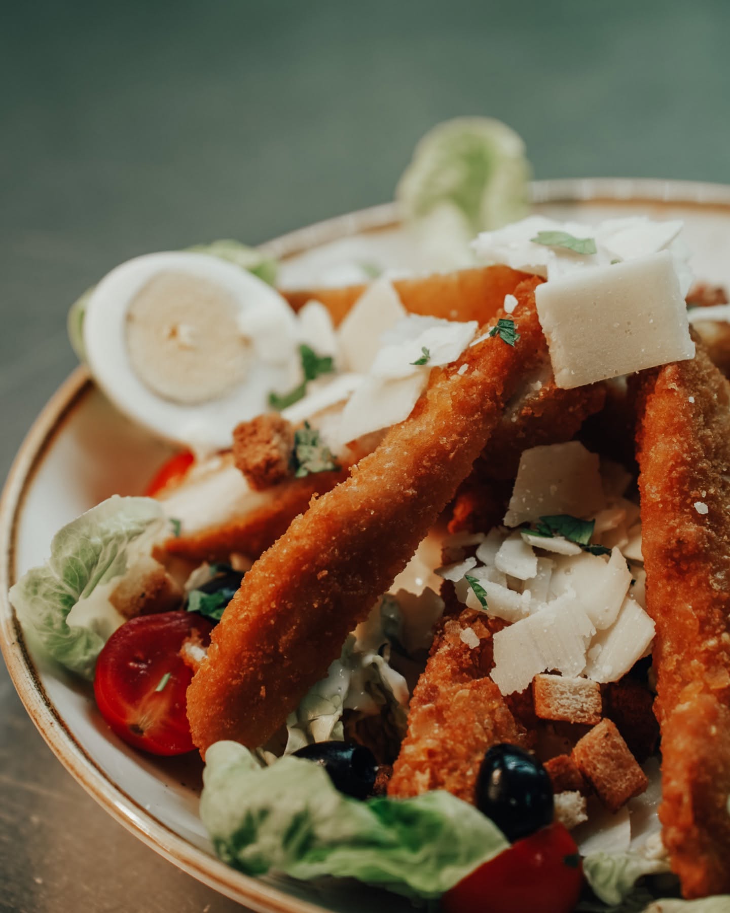 Salade César, poulet pané et parmesan