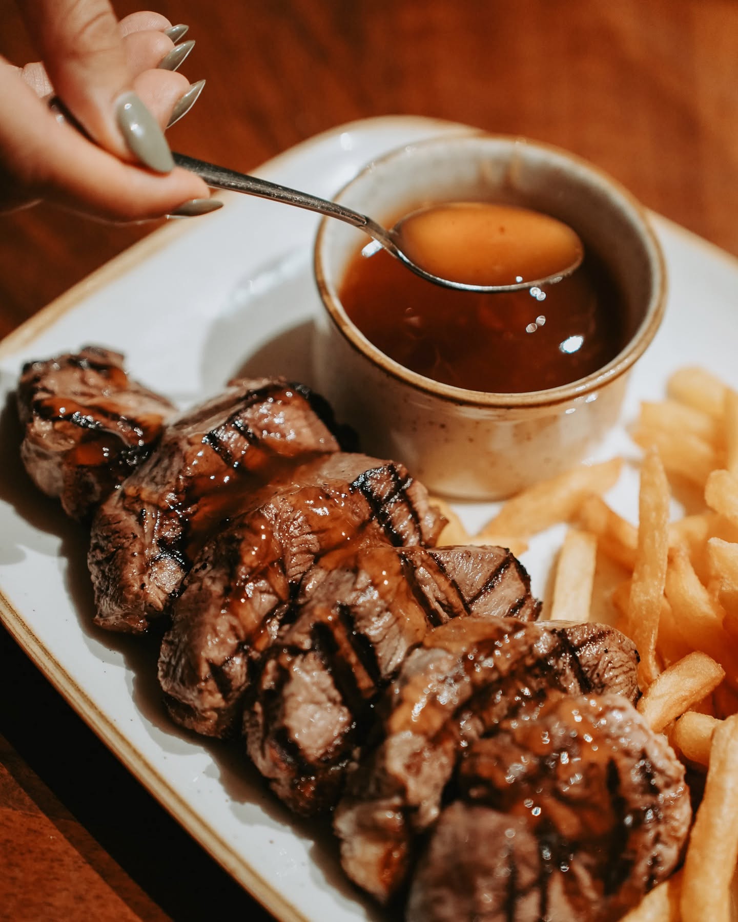 Entrecôte grillée, sauce et frites