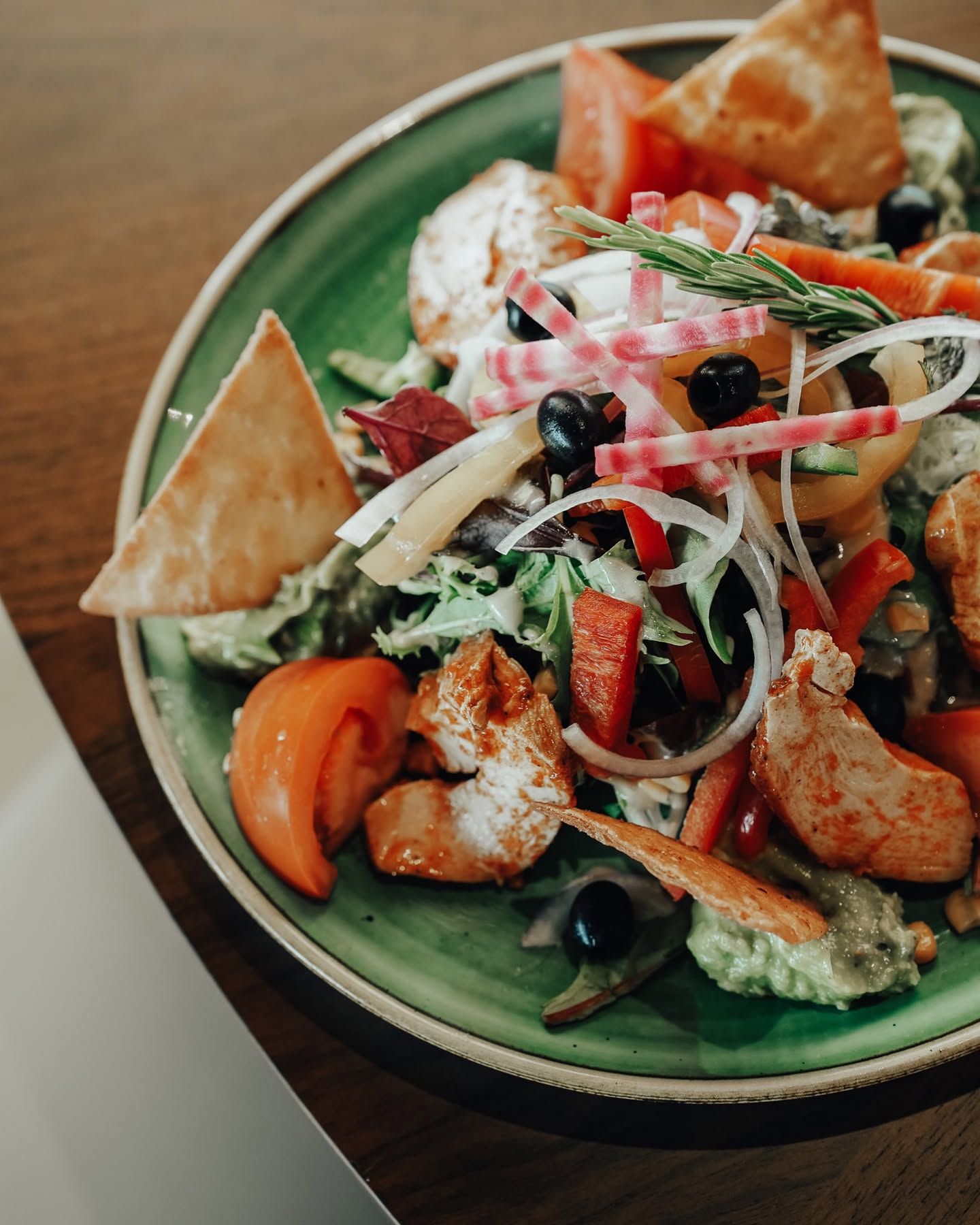Salade composée, poulet et légumes