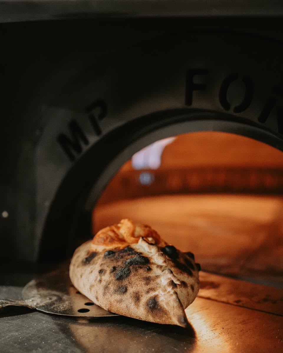 Calzone doré, tout juste sorti du four